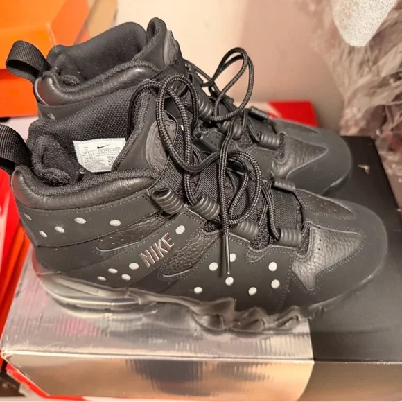 Nike mens Black Sneakers - Picture 2 of 6